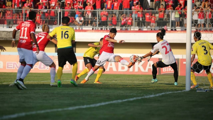 BALI-UNITED-DAN-SEMEN-PADANG-SALING-BERBALAS-GOL-DI-BABAK-PERTAMA