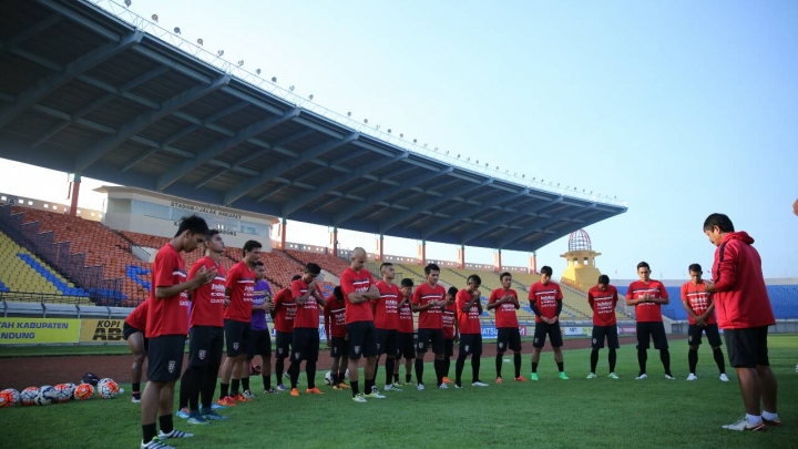 TOKOH-HINDU-DI-BALI-BERPULANG-BALI-UNITED-DAN-SEMEN-PADANG-KENAKAN-PITA-HITAM-SAAT-PERTANDINGAN-1