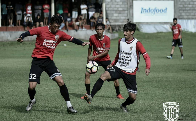 BERLANGSUNG KETAT, SESI GAME INTERNAL BALI UNITED HASILKAN TIGA GOL